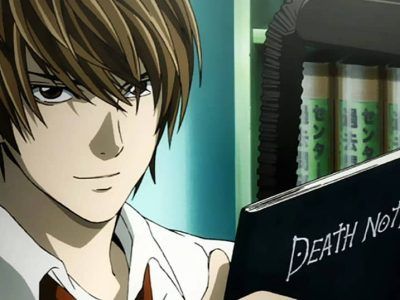 Light Yagami tenant le Death Note